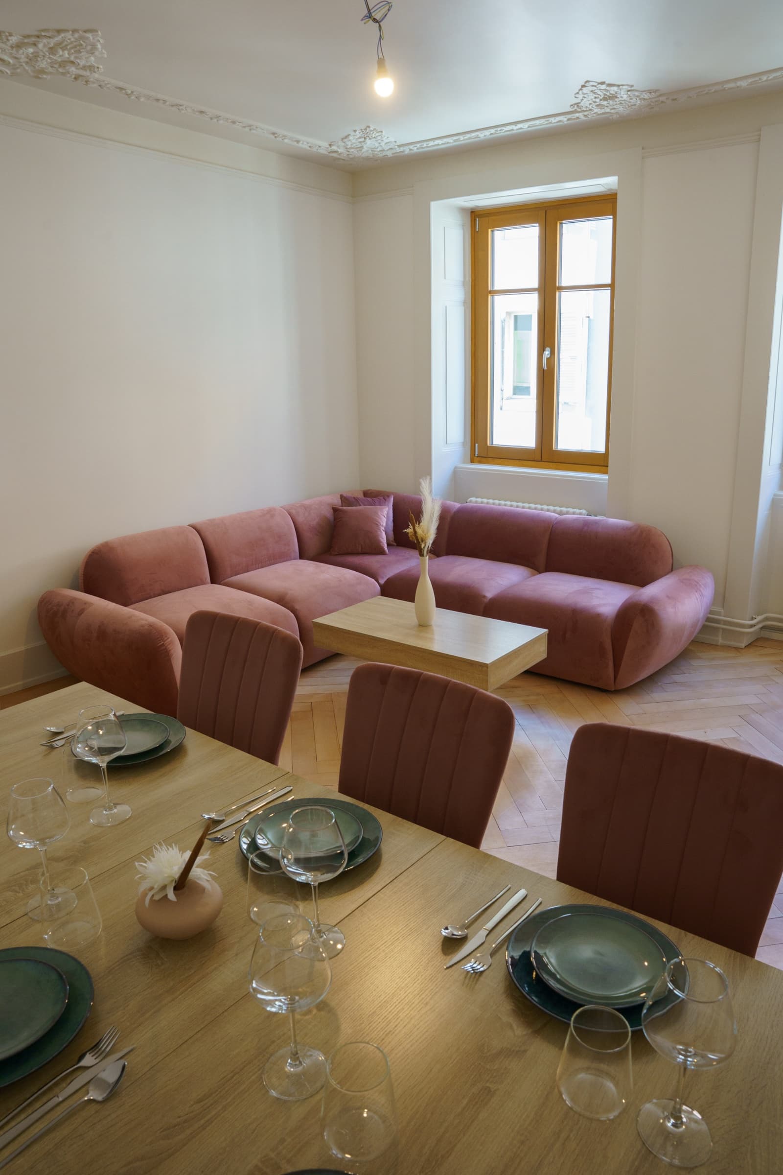Eingang der Wohnung mit originalen sechseckigen Zementfliesen