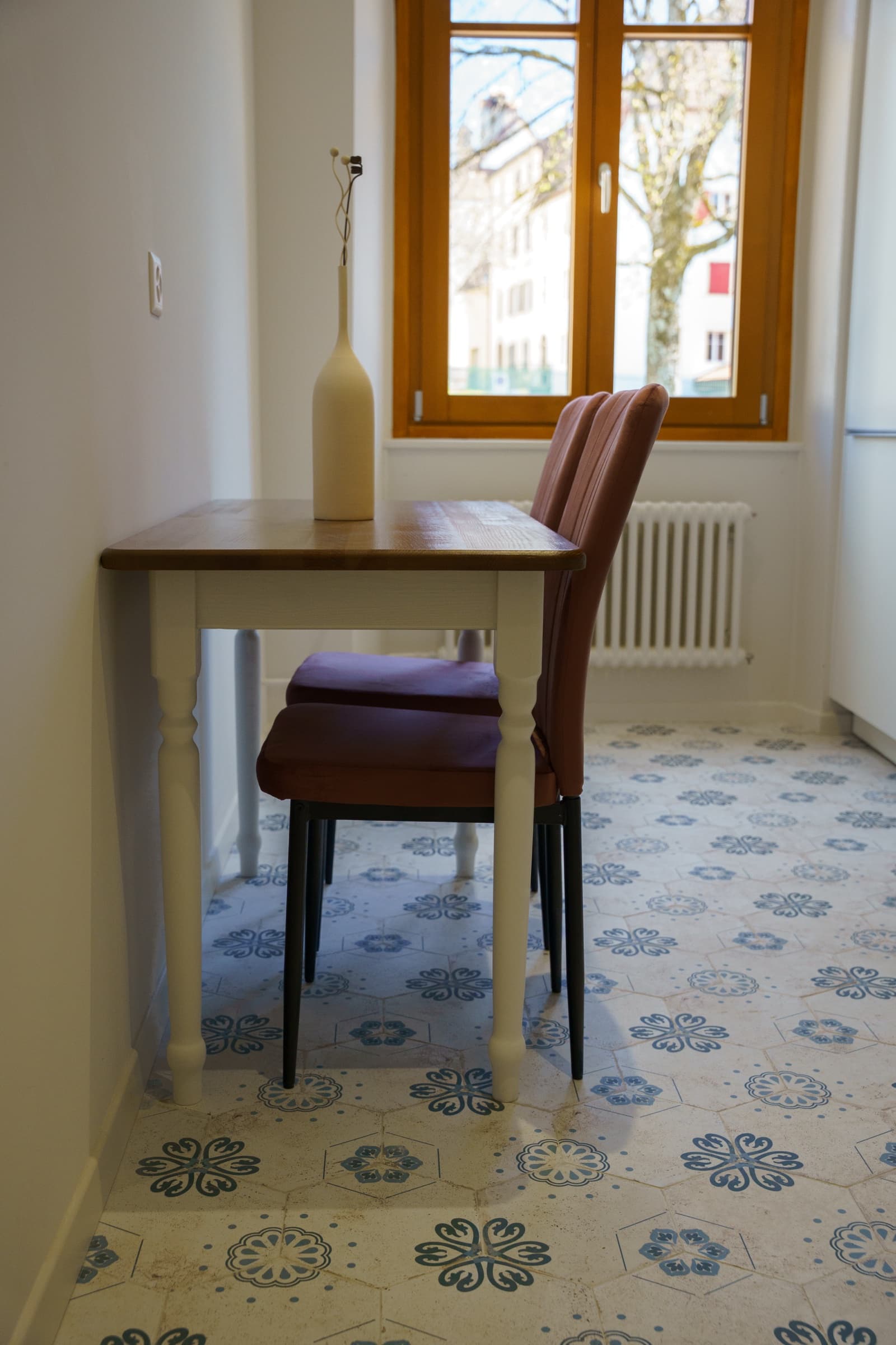 Übersicht des Salons vom Esszimmer aus