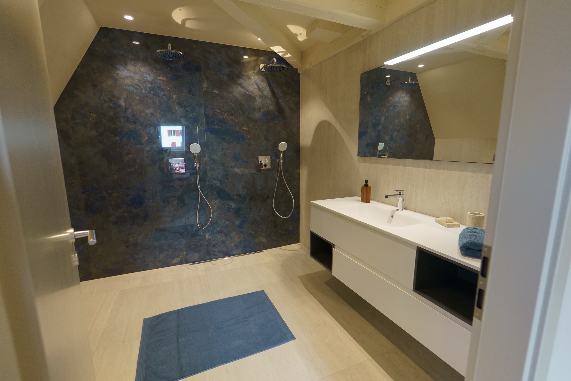 Salle de bain en Labrador Bleu — Suite Rose, double douche pluie