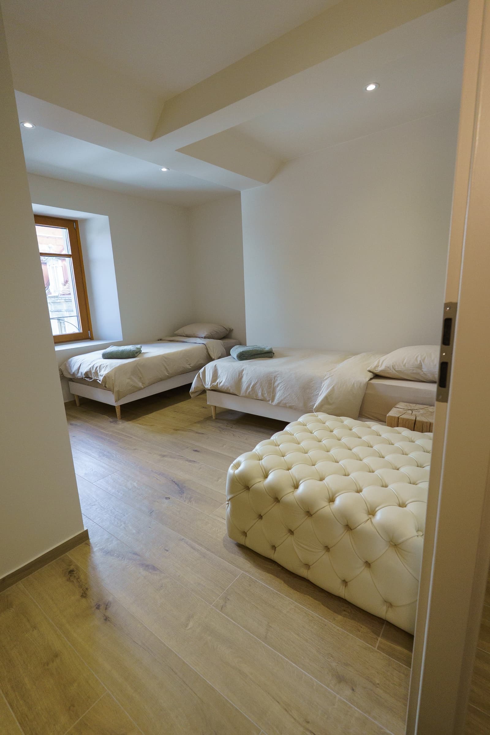 Suite Twin — salle de bain privée en Pierre de Bourgogne, douche italienne