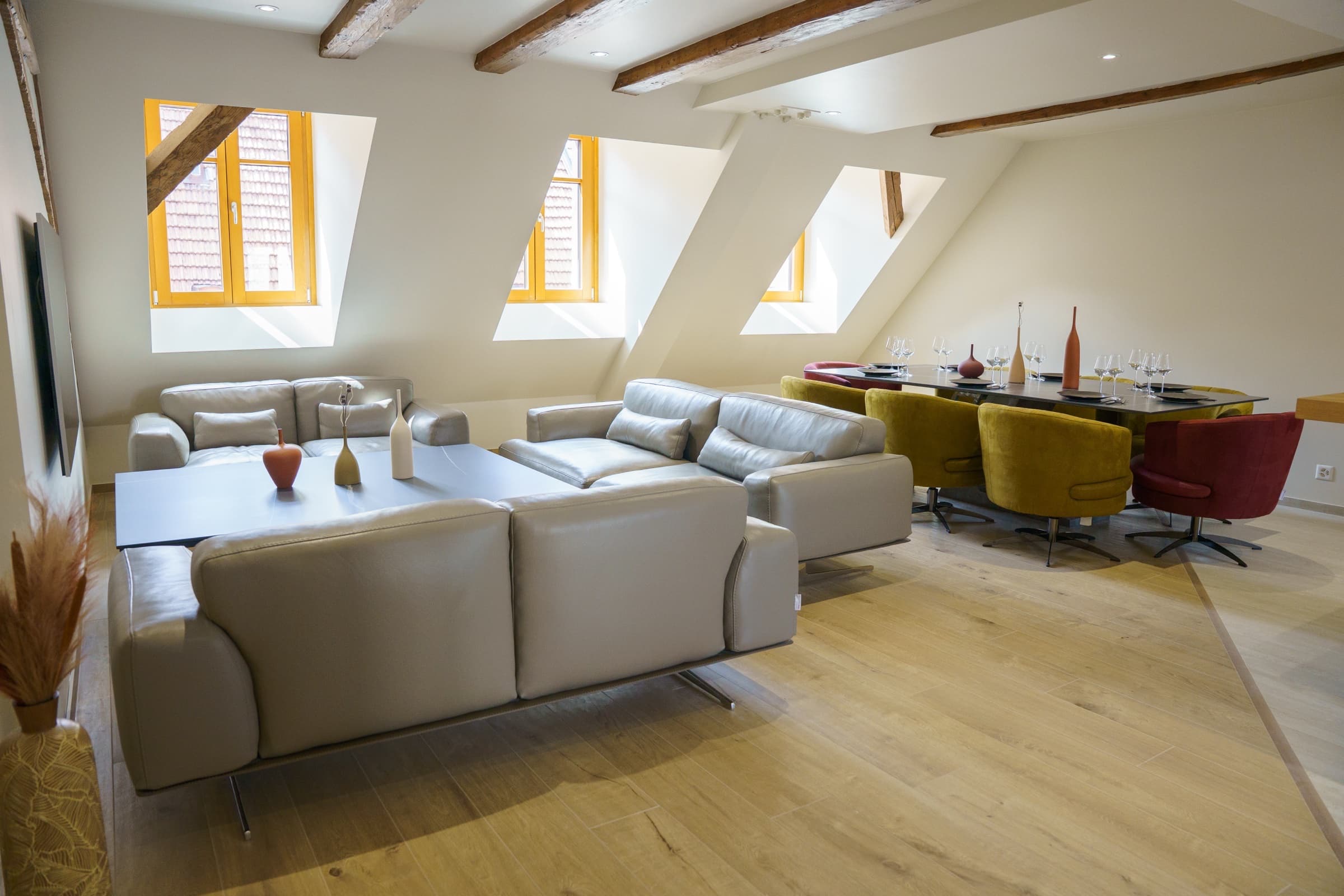 Séjour 65 m² du Rooftop Hôtel de Ville sous poutres XIXe — La Chaux-de-Fonds