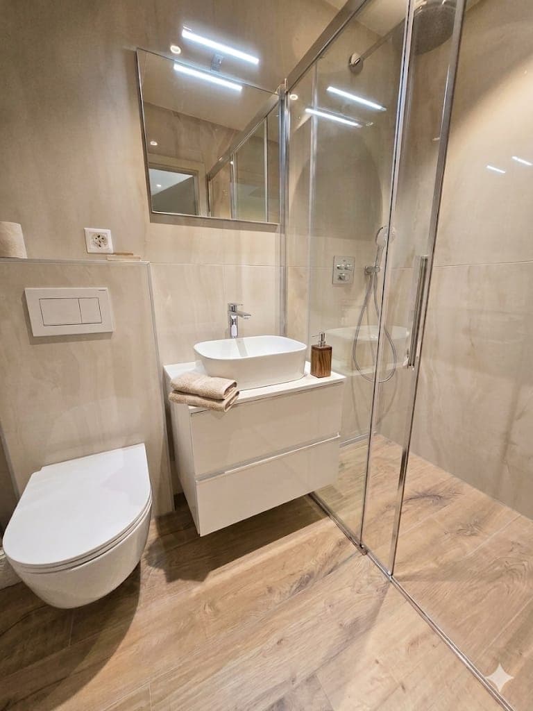 Salle de bain de la Suite Twin du Rooftop, calcaire blond Pierre de Bourgogne — douche italienne